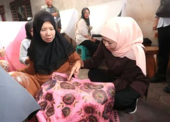 Datangi Sentra Batik Khas Sidoarjo, Khofifah: Setiap Daerah Memiliki Ciri Khas Batiknya Sendiri