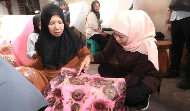 Datangi Sentra Batik Khas Sidoarjo, Khofifah: Setiap Daerah Memiliki Ciri Khas Batiknya Sendiri