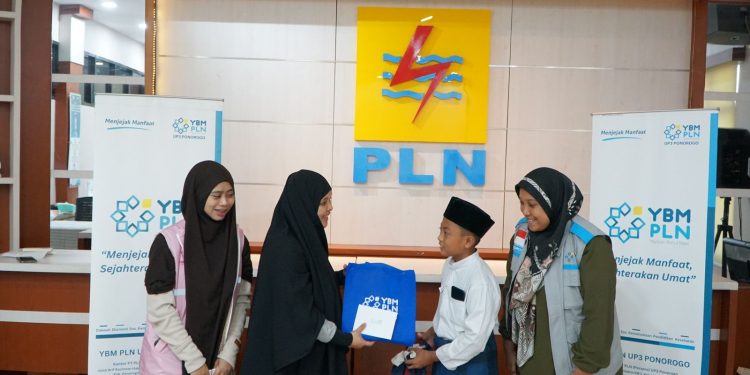 PLN UID Jatim Rayakan Semangat Sumpah Pemuda dengan Khitan Massal untuk Anak Yatim dan Dhuafa