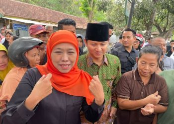 Berseragam Muslimat NU, Mas Ipin Dampingi Khofifah Sapa Masyarakat di Pasar Subuh Trenggalek