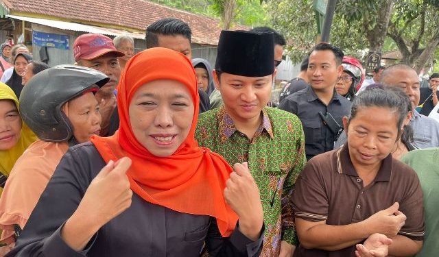 Berseragam Muslimat NU, Mas Ipin Dampingi Khofifah Sapa Masyarakat di Pasar Subuh Trenggalek