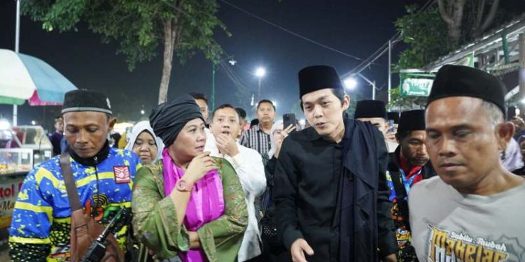 Luluk bangga akan penghormatan Gus Idam kepada Ibundanya awali pengajian rutin