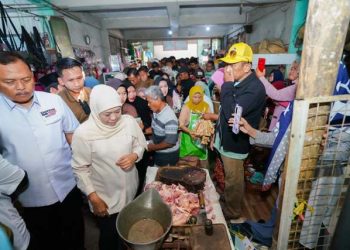 Sambang  Pasar Semampir Kraksaan, Khofifah disambut antusias luar biasa oleh masyarakat Probolinggo