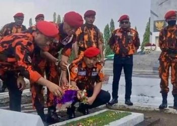 Pemuda Pancasila Komando Inti Mahatidana Surabaya Tabur Bunga di Taman Makam Pahlawan untuk Kenang Hari Pahlawan