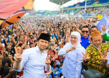 Diguyur hujan, puluhan ribu massa tidak beranjak tetap ikuti kampanye akbar Khofifah-Emil