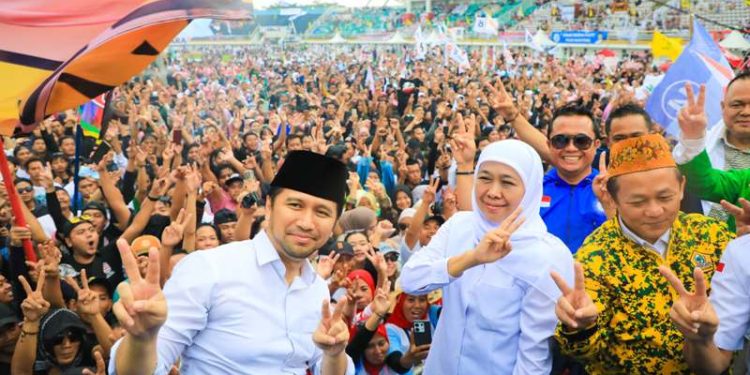 Diguyur hujan, puluhan ribu massa tidak beranjak tetap ikuti kampanye akbar Khofifah-Emil
