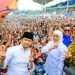 Diguyur hujan, puluhan ribu massa tidak beranjak tetap ikuti kampanye akbar Khofifah-Emil