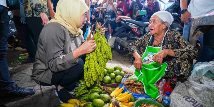 Disambut antusias di pasar Lumajang, Khofifah: Alhamdulillah ini pasar ke 34 yang saya kunjungi selama Pilgub ini
