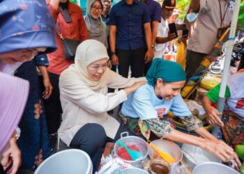 Cek harga kebutuhan di pasar Baru Gresik, Khofifah panen dukungan dan doa