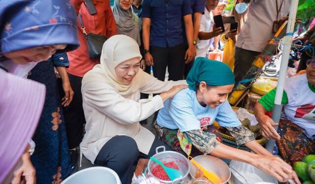 Cek harga kebutuhan di pasar Baru Gresik, Khofifah panen dukungan dan doa