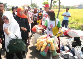 Datangi pasar Jumat Legi Sukodono, Khofifah naik delman, borong jajanan mochi hingga cenil kreasi warga lokal