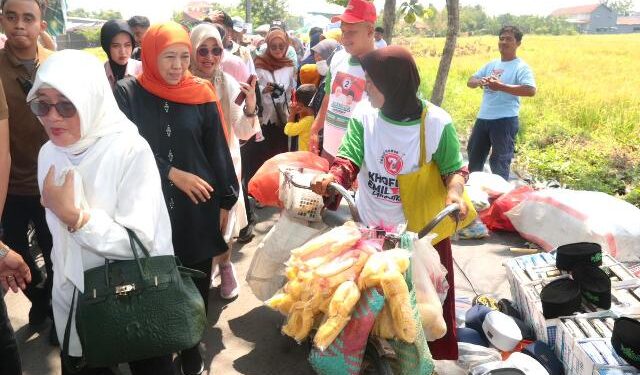 Datangi pasar Jumat Legi Sukodono, Khofifah naik delman, borong jajanan mochi hingga cenil kreasi warga lokal