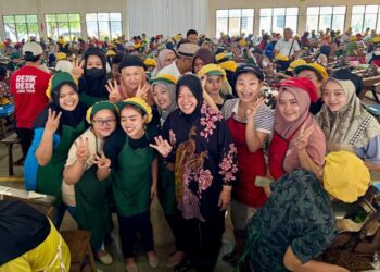 Sapa ribuan buruh pabrik rokok Grendel, Risma disambut antusias