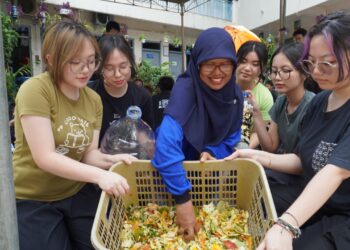 Mahasiswa Petra Christian University Dorong Warga Simomulyo Terapkan Eco-Enzyme untuk Kelola Sampah dan Lingkungan Sehat