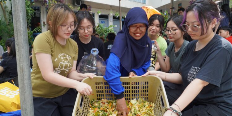 Mahasiswa Petra Christian University Dorong Warga Simomulyo Terapkan Eco-Enzyme untuk Kelola Sampah dan Lingkungan Sehat