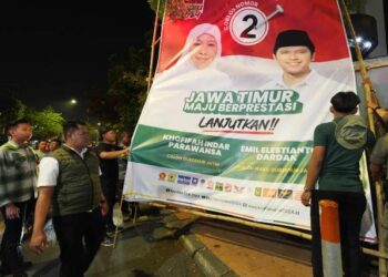 Tepat pukul 00 WIB Minggu dini hari KPU Jatim lakukan pembersihan APK paslon pilgub Jatim