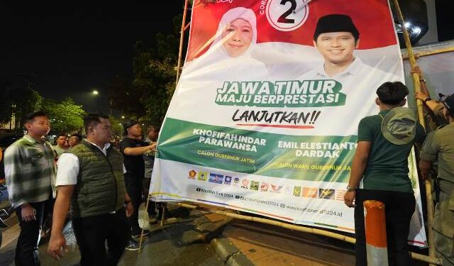 Tepat pukul 00 WIB Minggu dini hari KPU Jatim lakukan pembersihan APK paslon pilgub Jatim
