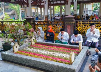 Isi hari tenang, Khofifah-Emil ziarah ke makam pendiri NU KH Hasyim Asy’ari dan Gus Dur