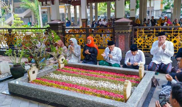 Isi hari tenang, Khofifah-Emil ziarah ke makam pendiri NU KH Hasyim Asy’ari dan Gus Dur