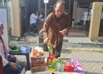 Tingkatkan partisipasi pemilih, TPS 12 Kelurahan Airlangga Kecamatan Gubeng beri sembako warga yang memilih