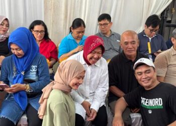 Risma menjadi pemilih pertama di TPSnya dan sapa warga sekitar usai menggunakan hak pilihnya
