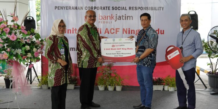 Tingkatkan pelayanan kesehatan mata, Bank Jatim serahkan CSR mobil operasional kepada RSMM Jatim