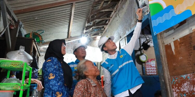 PLN Hadirkan Kebahagiaan di Akhir Tahun: Sambungan Listrik Gratis untuk Warga Tidak Mampu