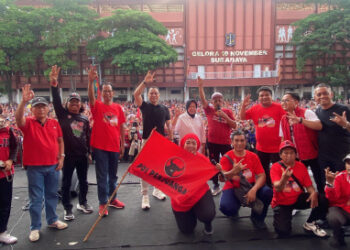 Ribuan warga Surabaya ikuti jalan sehat dukung Risma-Gus Hans dan Eri-Armuji