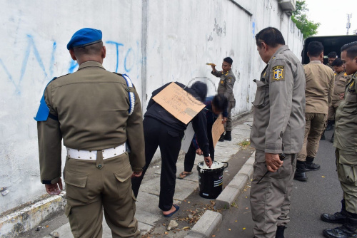 Lakukan vandalisme, dua pemuda kerja sosial mengecat tembok
