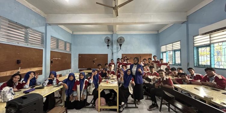 Mewujudkan SDGs 8: Training “Self-Presentation on LinkedIn” oleh Mahasiswa Psikologi Universitas Negeri Malang di SMKN 7 Surabaya