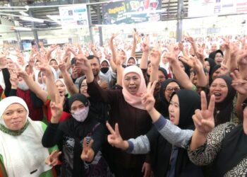 Sapa ribuan pekerja MPS Prigen, Khofifah ajak sholawatan dan motivasi jadi perempuan sukses