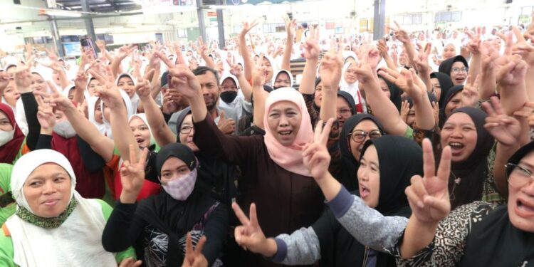 Sapa ribuan pekerja MPS Prigen, Khofifah ajak sholawatan dan motivasi jadi perempuan sukses