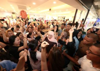 Blusukan di Pasar Atom, Khofifah ajak padagang dan pengunjung gunakan hak pilih di Pilgub Jatim, pilih no 2