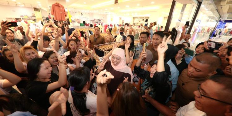 Blusukan di Pasar Atom, Khofifah ajak padagang dan pengunjung gunakan hak pilih di Pilgub Jatim, pilih no 2