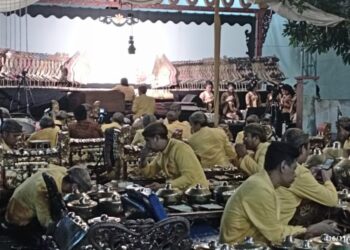 Golkar Jatim gelar wayangan, Sarmuji: Semoga Pilkada serentak 2024 di Jatim tentram damai, serta calon Golkar menang