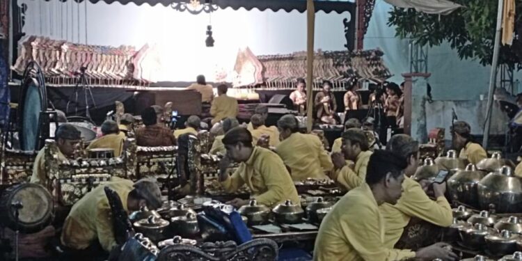 Golkar Jatim gelar wayangan, Sarmuji: Semoga Pilkada serentak 2024 di Jatim tentram damai, serta calon Golkar menang