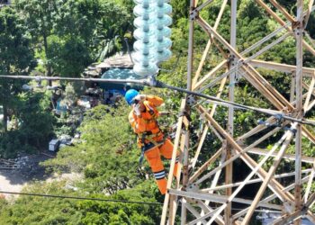 PLN UIT JBM Pastikan Keandalan Listrik Madura Aman Jelang Natal dan Tahun Baru dengan Climb Up Inspection