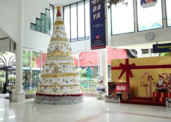 KAI Daop 8 Surabaya Sambut Nataru 2024/2025 dengan Pohon Natal Tertinggi di Stasiun
