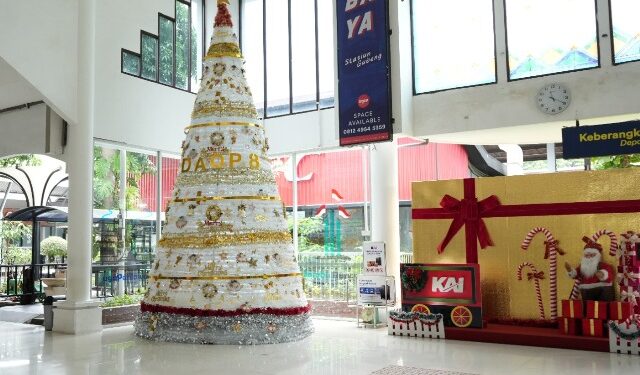 KAI Daop 8 Surabaya Sambut Nataru 2024/2025 dengan Pohon Natal Tertinggi di Stasiun