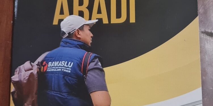 Gambarkan kinerja pengawas Ad Hoc yang kurang terekspos publik, Bawaslu Jatim luncurkan buku “SDM Pengawas Ad Hoc: Sekali Berarti Sesudah Itu Abadi”