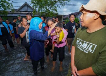 Banjir Jombang, Khofifah salurkan bantuan dan upayakan maksimalisasi pengerukan Dam Siphon jadi 24 Jam