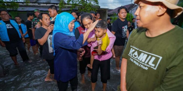 Banjir Jombang, Khofifah salurkan bantuan dan upayakan maksimalisasi pengerukan Dam Siphon jadi 24 Jam