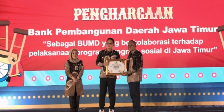 Peringatan Hari Disabilitas Internasional Jatim, Bank Jatim raih penghargaan dari Pemprov