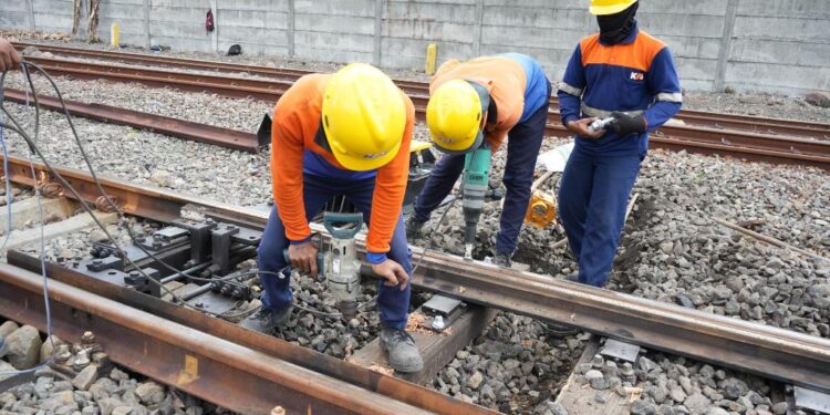 KAI Daop 8 Surabaya Tingkatkan Perawatan Jalur KA Jelang Libur Natal 2024 dan Tahun Baru 2025