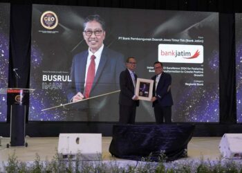 Jelang akhir tahun 2024, Dirut Bank Jatim sabet penghargaan dari warta ekonomi