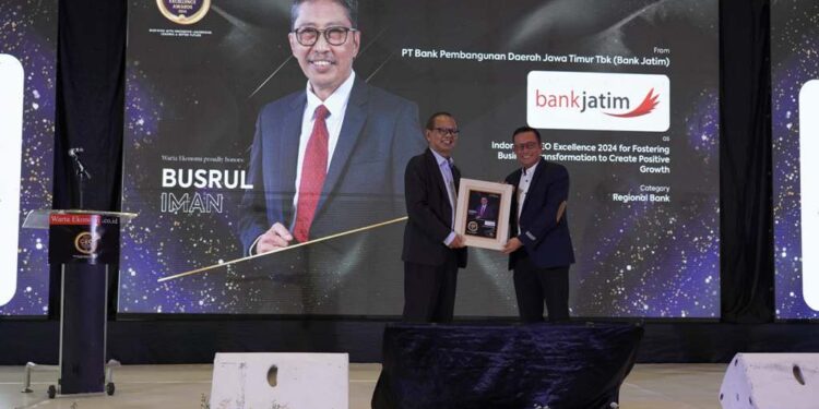 Jelang akhir tahun 2024, Dirut Bank Jatim sabet penghargaan dari warta ekonomi