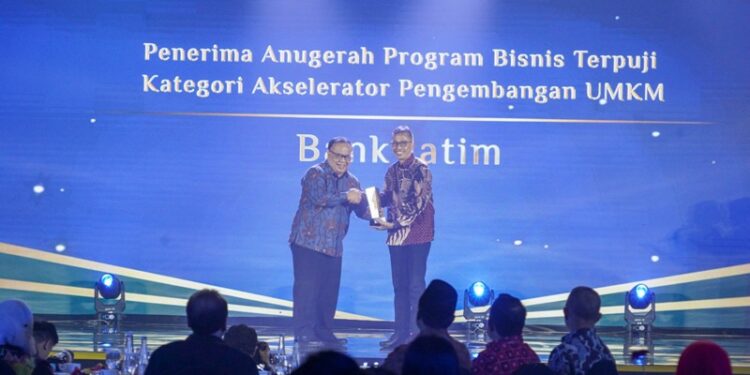 Peduli UMKM Bank Jatim raih penghargaan Akselerator Pengembangan UMKM
