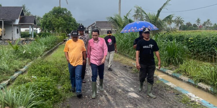 Gercep, Gus Fawait datangi dan beri bantuan warganya yang terkena Banjir di Desa Wonosari Jember
