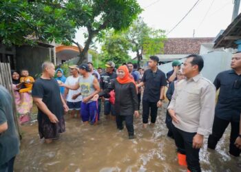 Salurkan bantuan untuk warga terdampak banjir Pasuruan, Khofifah juga siapkan solusi jangka pendek dan panjang atasi banjir