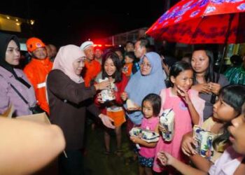 Khofifah bagikan nasi bungkus dan bantuan untuk warga terdampak banjir di Kab Mojokerto